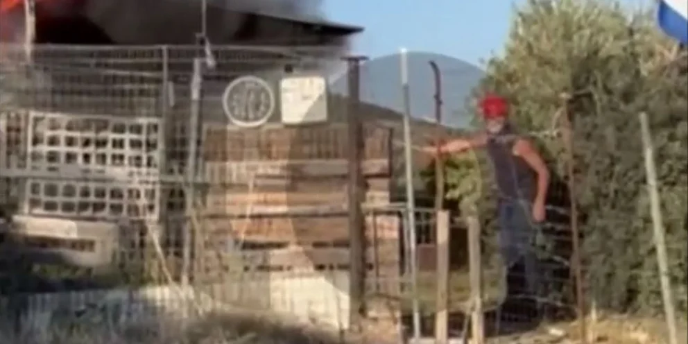 Καβάλα: Καρέ-καρέ η δραματική διάσωση ηλικιωμένου από φλεγόμενο τροχόσπιτο (βίντεο)