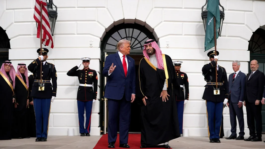 Ο Ντόναλντ Τραμπ υποδέχθηκε τον Μπιν Σαλμάν στον Λευκό Οίκο
