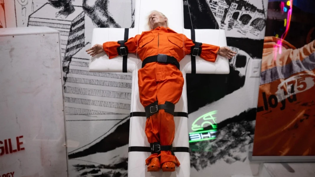 Άγαλμα που απεικονίζει τον Τραμπ σταυρωμένο εκτίθεται στη Βασιλεία