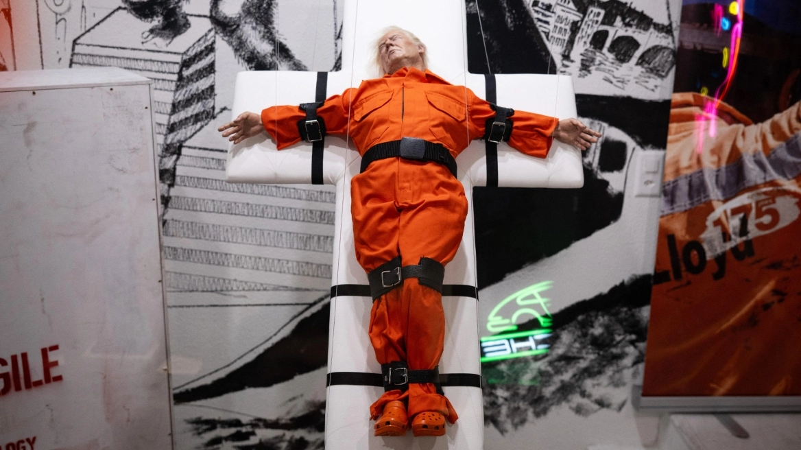 Άγαλμα που απεικονίζει τον Τραμπ σταυρωμένο εκτίθεται στη Βασιλεία