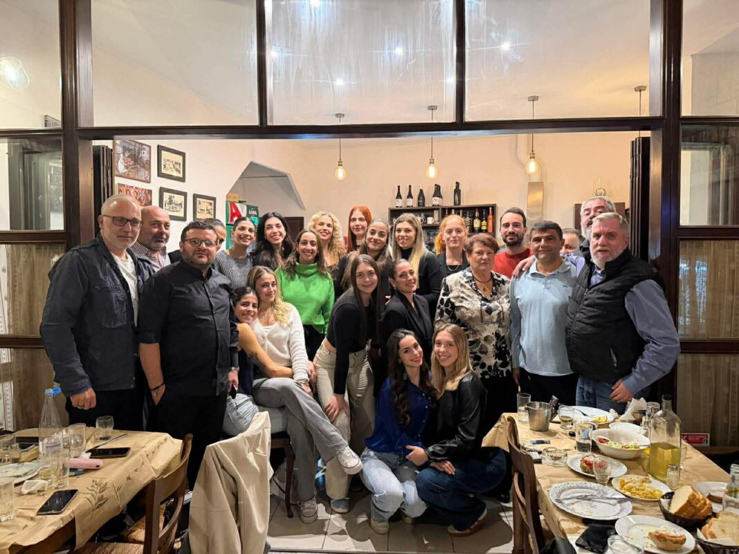 Δείπνο του αντιπροέδρου του Ερασιτέχνη ΟΦΗ Νίκου Τσαμπουράκη στα κορίτσια της ομάδας βόλεϊ του ΟΦΗ