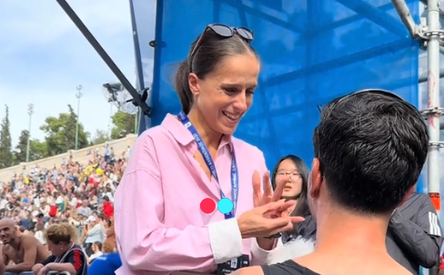 Βίντεο: Τερμάτισε στον Μαραθώνιο και έκανε πρόταση γάμου στην αγαπημένη του… Άννα Βασιλείου!