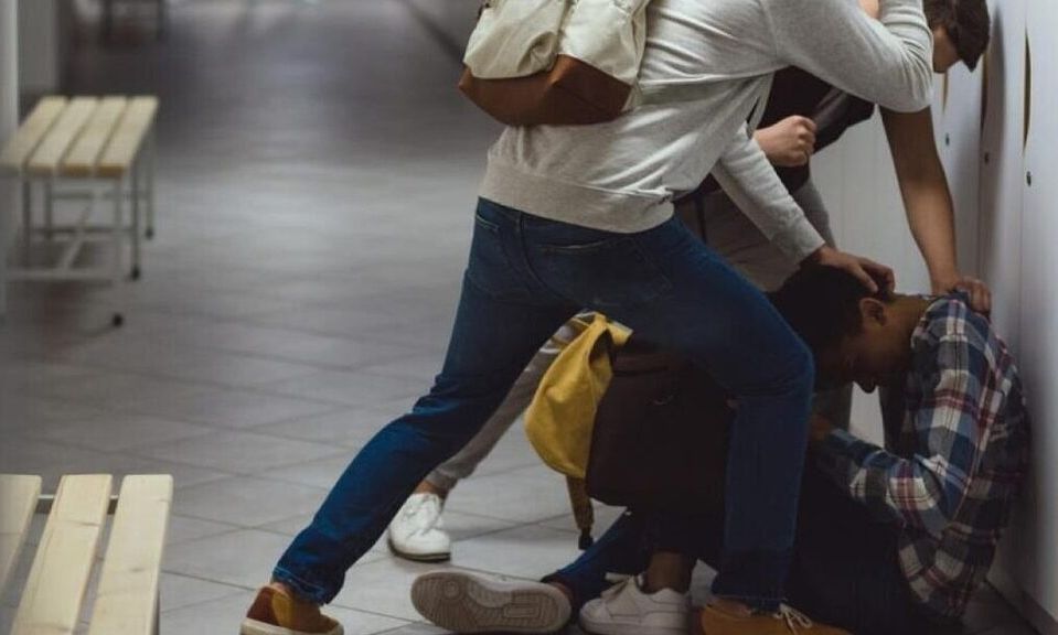 Άλιμος: «Τον απειλούσαν για 250 ευρώ», καταγγέλλει ο πατέρας του 15χρονου που δέχτηκε επίθεση