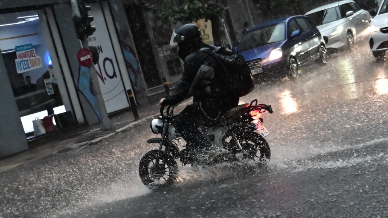 Κακοκαιρία Adel: Γιατί η Αττική πλημμύρισε με 40 χιλιοστά βροχής – Η εξήγηση του Θοδωρή Κολυδά