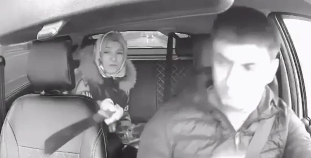 Τρόμος σε ταξί: Επιβάτιδα απείλησε τον οδηγό με ματσέτα επειδή δεν της άρεσαν τα τραγούδια που έβαζε (βίντεο)