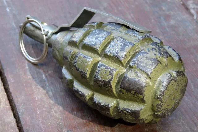 Ανατροπή: Κανονικά ενεργοποιημένη η χειροβομβίδα στο σπίτι σωφρονιστικού – Από αστοχία υλικού δεν έσκασε