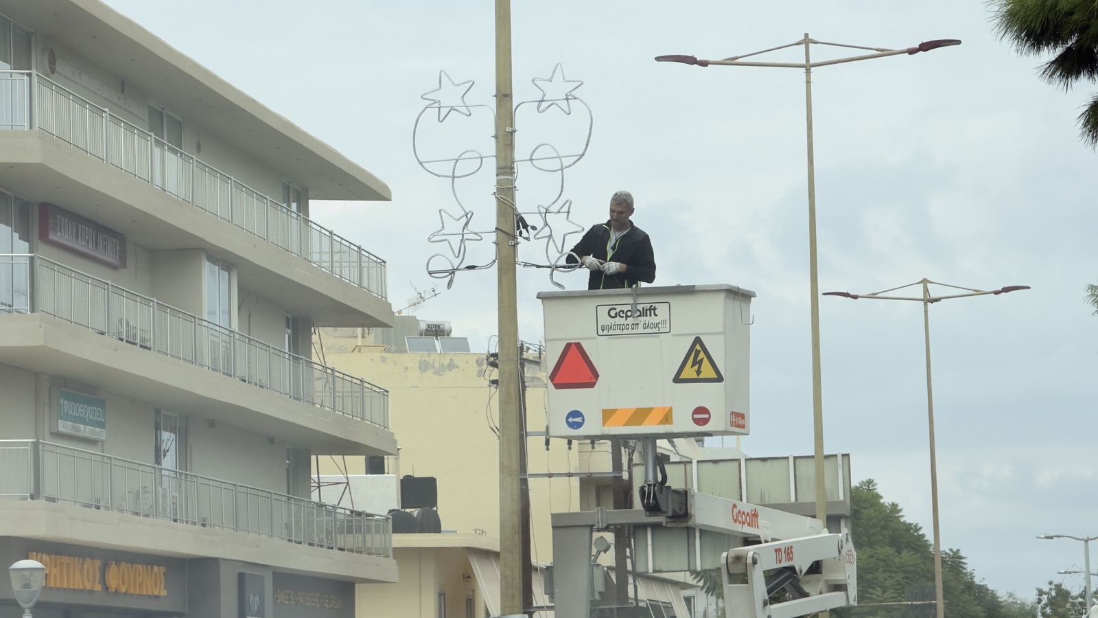 Άρωμα Χριστουγέννων: Ξεκίνησε να στολίζεται το Ηράκλειο