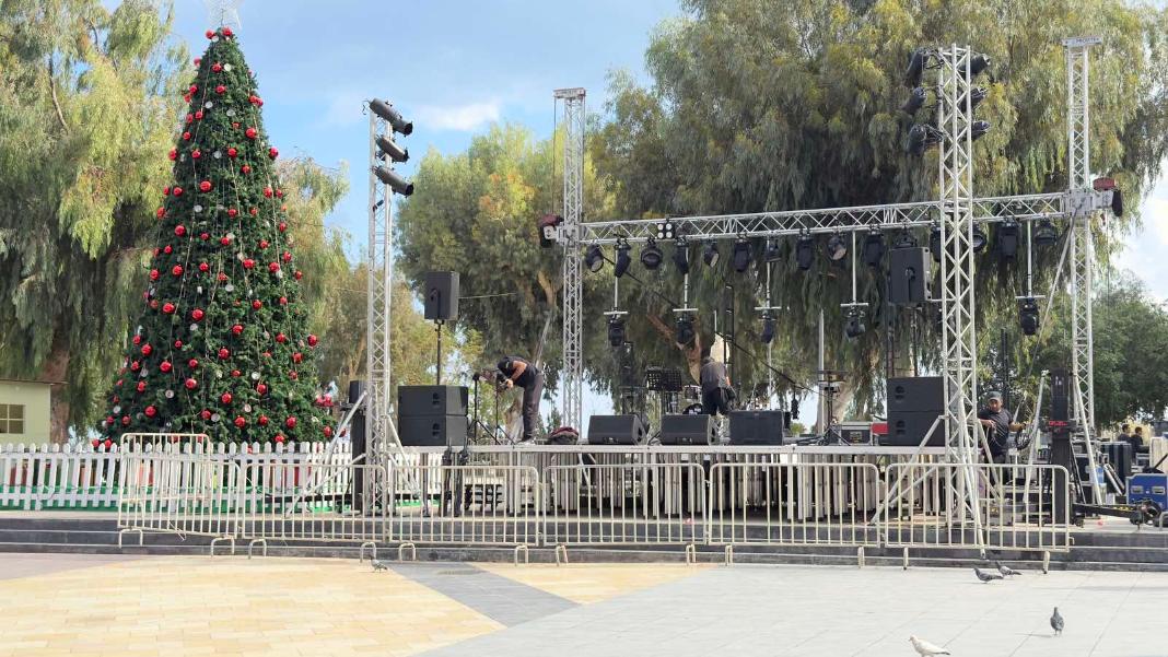 Τελευταίες προετοιμασίες λίγο πριν την φωταγώγηση του Χριστουγεννιάτικου δέντρου στην Πλατεία Ελευθερίας