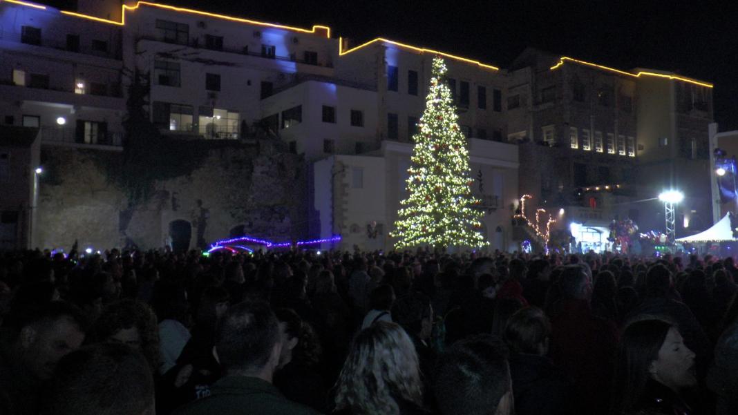 Εντυπωσιακή φωταγώγηση του Χριστουγεννιάτικου δέντρου στα Χανιά – Δείτε φωτογραφίες