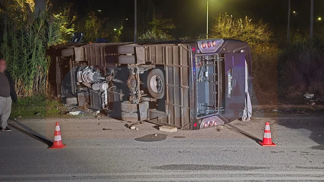 Ανατροπή λεωφορείου έξω από τον Ριζόμυλο Μαγνησίας – 13 άτομα τραυματίστηκαν ελαφρά