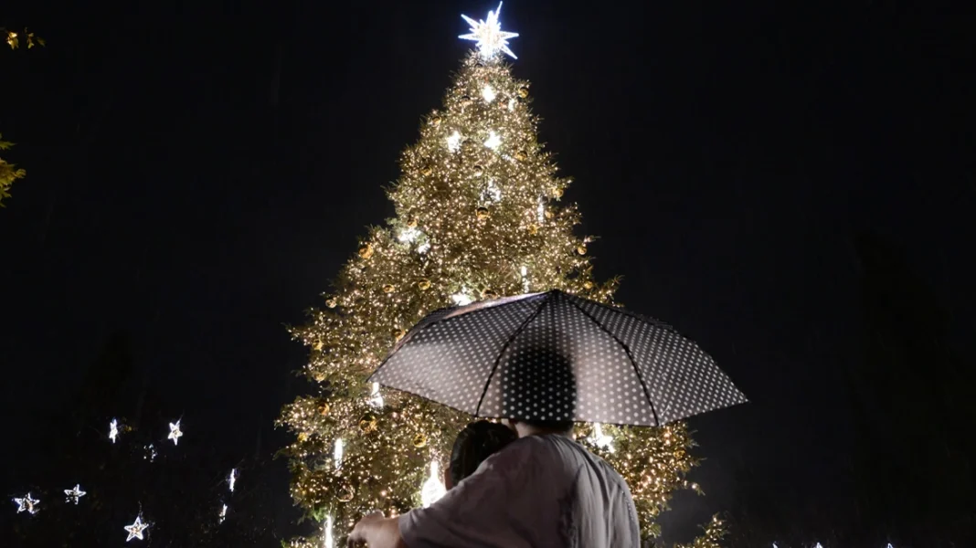 Η Αθήνα φόρεσε τα γιορτινά της, φωταγωγήθηκε το χριστουγεννιατικο δέντρο στο Σύνταγμα