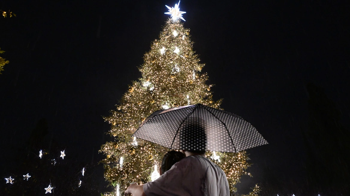 Η Αθήνα φόρεσε τα γιορτινά της, φωταγωγήθηκε το χριστουγεννιατικο δέντρο στο Σύνταγμα