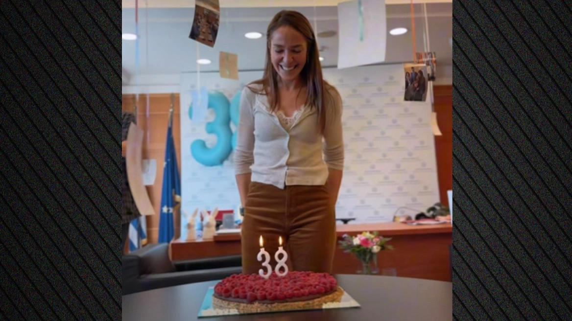 Γενέθλια στο γραφείο για τη Δόμνα Μιχαηλίδου – Γιόρτασε τα 38 με την οικογένεια και συνεργάτες της