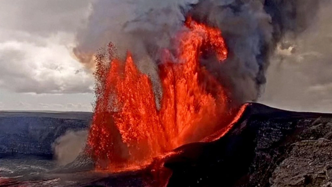 Πίδακας λάβας σε ύψος 300 μέτρων από το ηφαίστειο Κιλαουέα στη Χαβάη – Δείτε βίντεο
