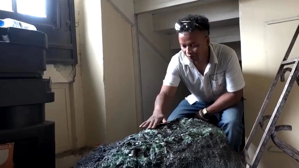 Τεράστιο πολύτιμο λίθο 300 κιλών ανακάλυψε… στο προεδρικό μέγαρο ο νέος ηγέτης της Μαδαγασκάρης