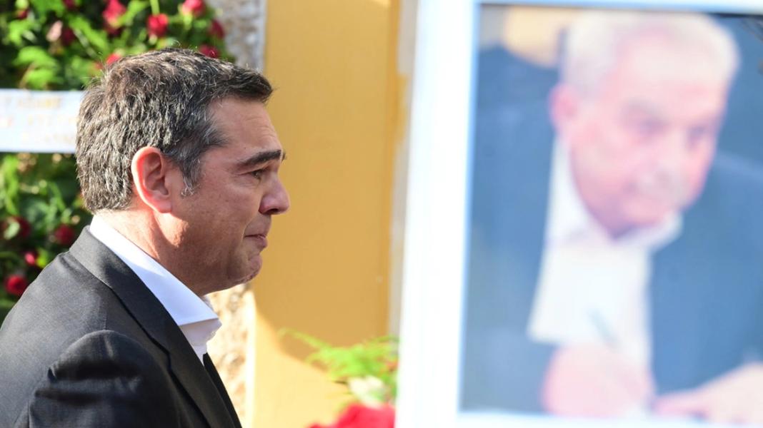 Λύγισε ο Αλέξης Τσίπρας στον επικήδειο για τον Αλέκο Φλαμπουράρη