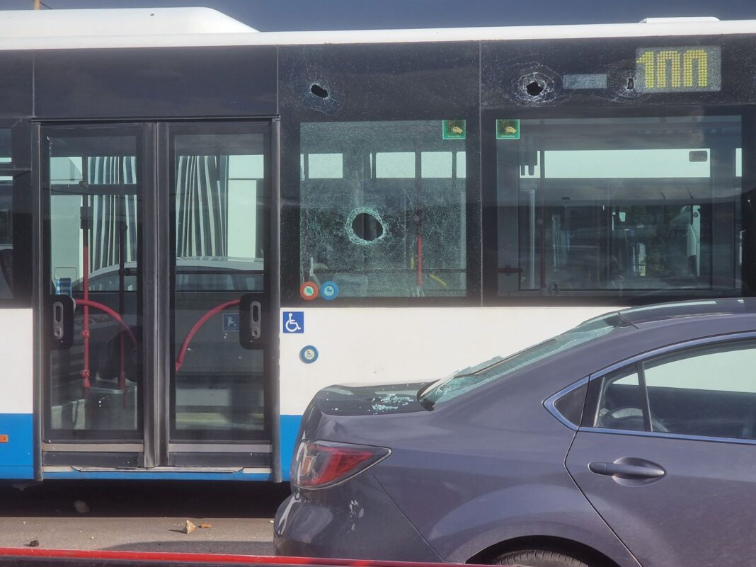 Ο απολογισμός από τα επεισόδια στο Αεροδρόμιο Ηρακλείου: Σπασμένα λεωφορεία και Ι.Χ, δρόμος γεμάτος πέτρες!