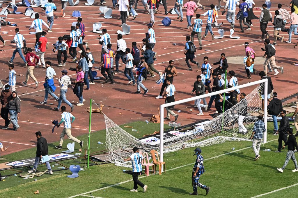 Η παρουσία του Μέσι σε γήπεδο στη Ινδία, προκάλεσε σκηνές χάους και επεισόδια από εξαγριωμένους οπαδούς!
