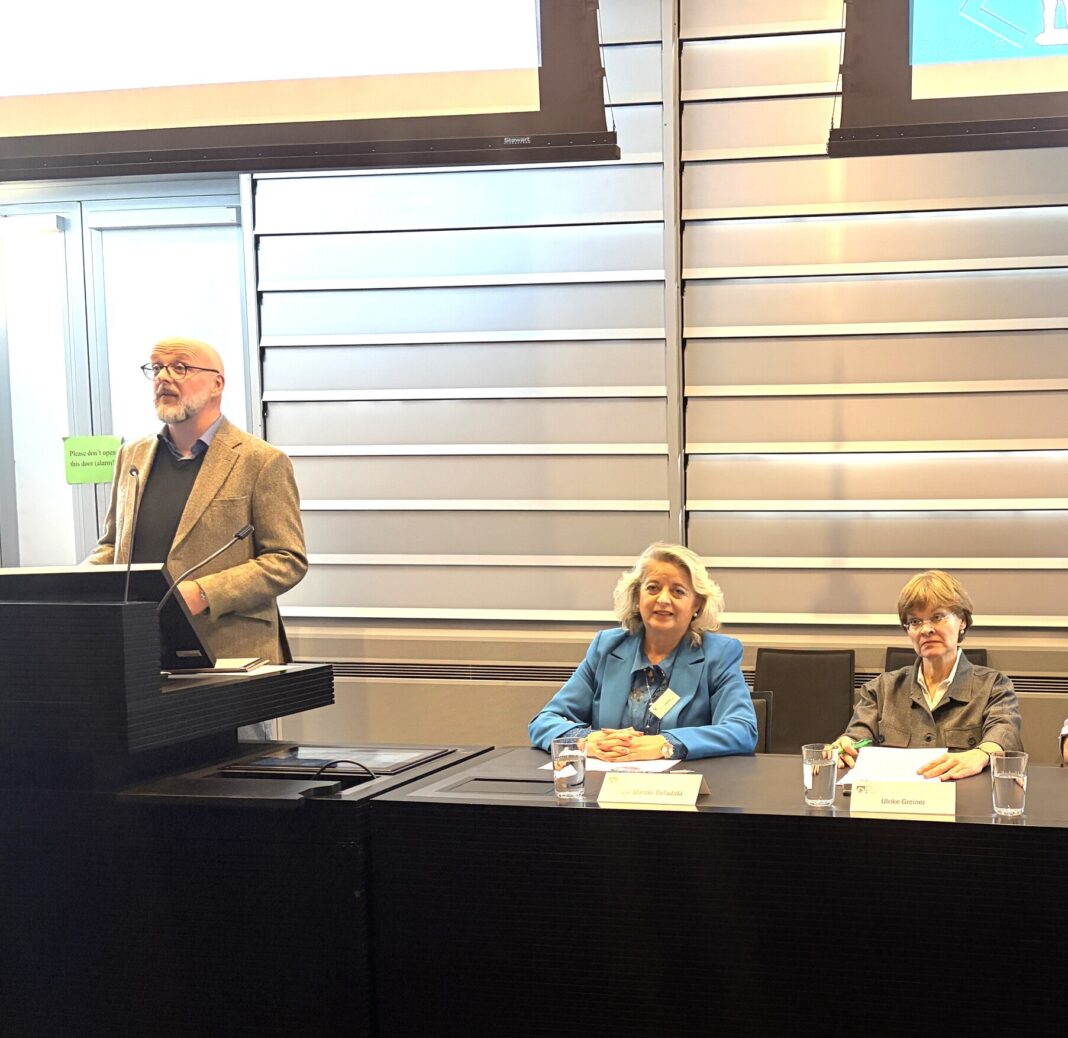 Παρουσίαση των «Σχολών Γονέων» της Περιφέρειας Κρήτης στο Πανεπιστήμιο του Σάλτσμπουργκ