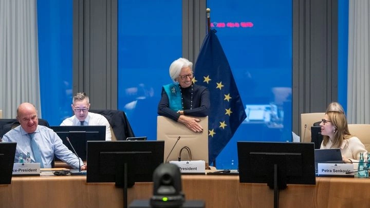 Αμετάβλητα τα επιτόκια της ΕΚΤ – Τα μηνύματα για το 2026