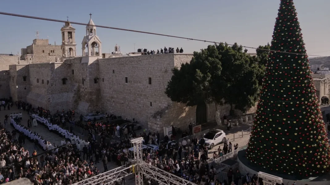 Χαρμολύπη στη Βηθλεέμ που γιορτάζει τα πρώτα Χριστούγεννα μετά από δύο χρόνια
