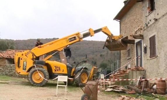Ιταλία: Σκότωσε τον γείτονά του που προσπαθούσε να του γκρεμίσει το σπίτι με εκσκαφέα