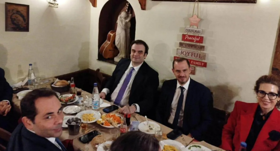 Το χαλαρό τραπέζι του Πιερρακάκη και τα συγχαρητήρια