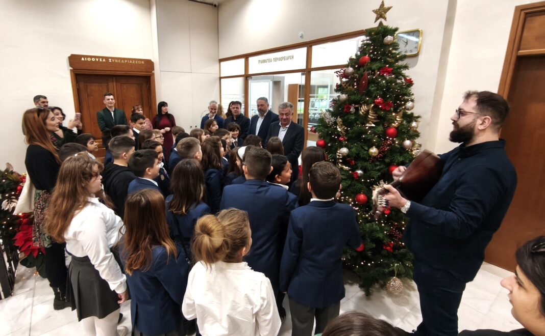 Ευχές και κάλαντα στον Περιφερειάρχη Κρήτης για τα Χριστούγεννα