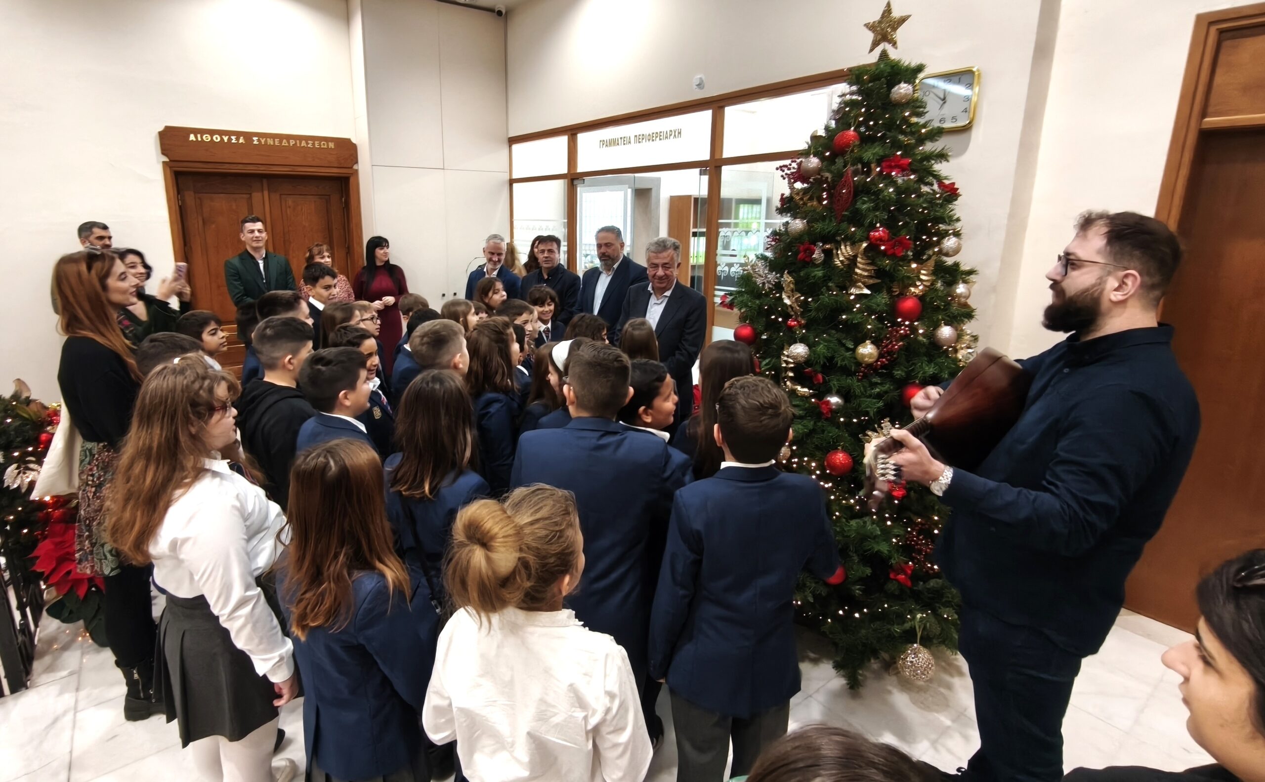 Ευχές και κάλαντα στον Περιφερειάρχη Κρήτης για τα Χριστούγεννα