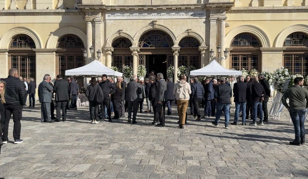 Ηράκλειο: Πλήθος κόσμου απευθύνει το ύστατο χαίρε στον Μανώλη Κουμαντάκη