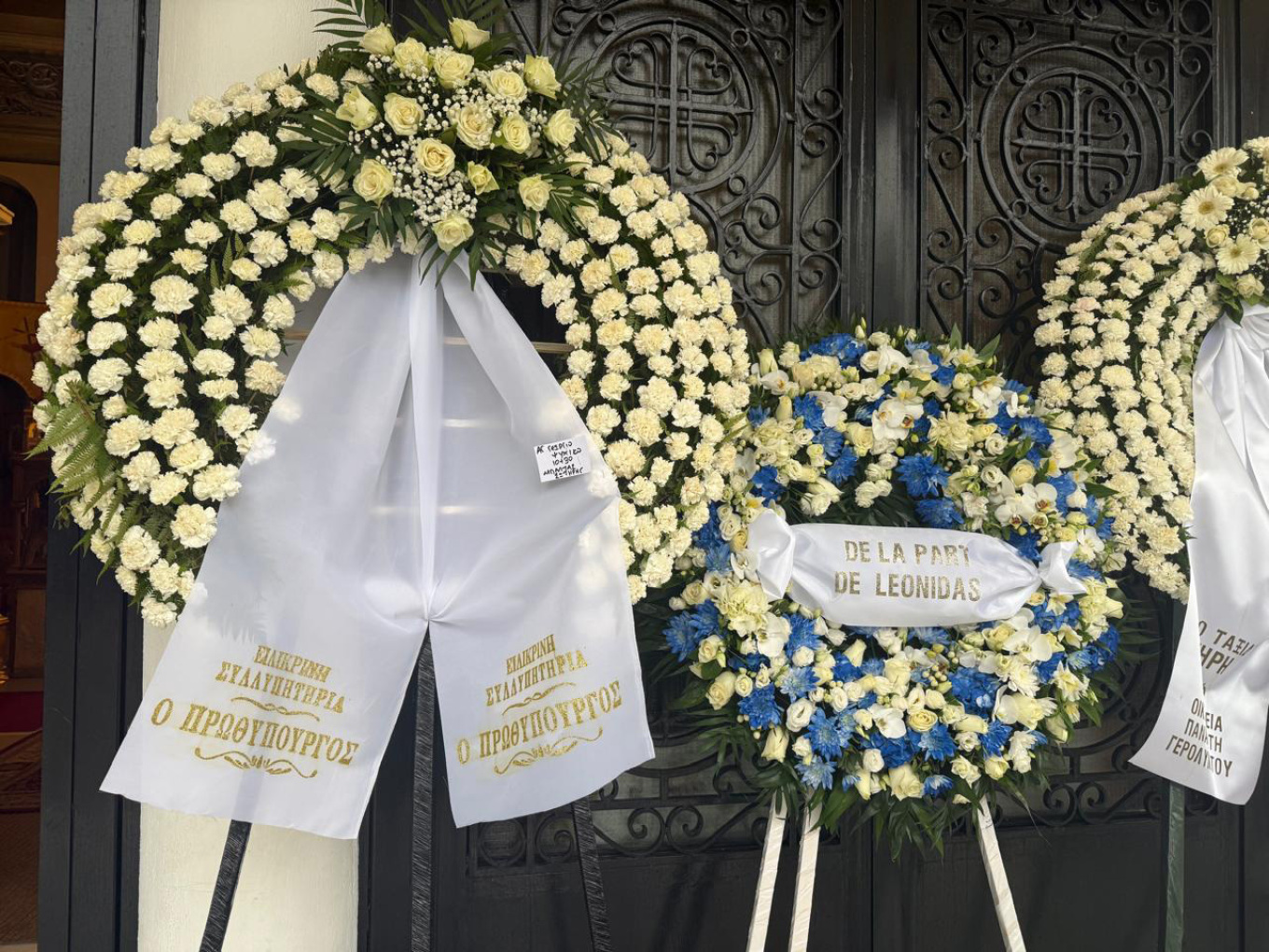 Οδύνη και λευκά τριαντάφυλλα στην κηδεία του 24χρονου που σκοτώθηκε στο τροχαίο στη Λούτσα