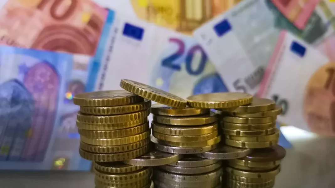 Χάρτης πληρωμών και ελαφρύνσεων: Τι ισχύει για συνταξιούχους, ενοικιαστές και μισθωτούς το 2026