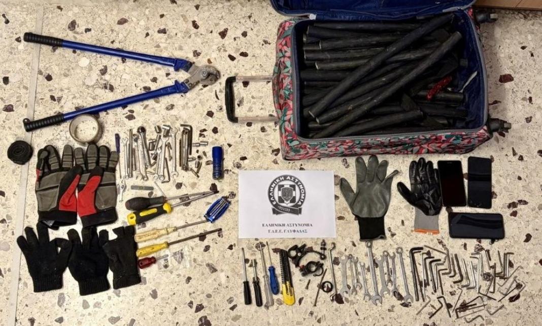 Γλυφάδα: Τους έπιασαν επ’ αυτοφώρω να κλέβουν 54 κιλά καλώδια χαλκού