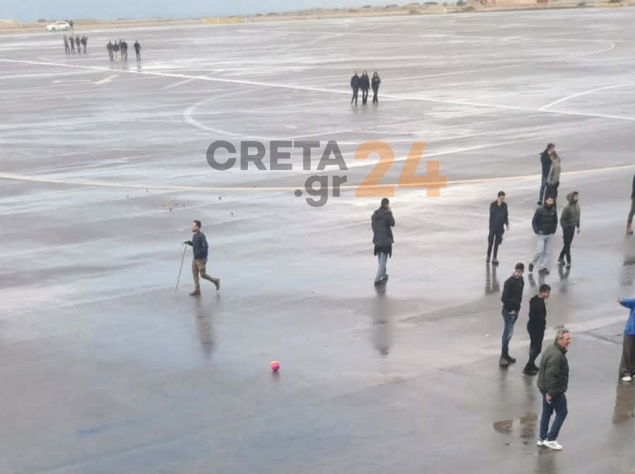 Αγρότες παίζουν ποδόσφαιρο στην πίστα του αεροδρομίου στο Ηράκλειο – Βίντεο