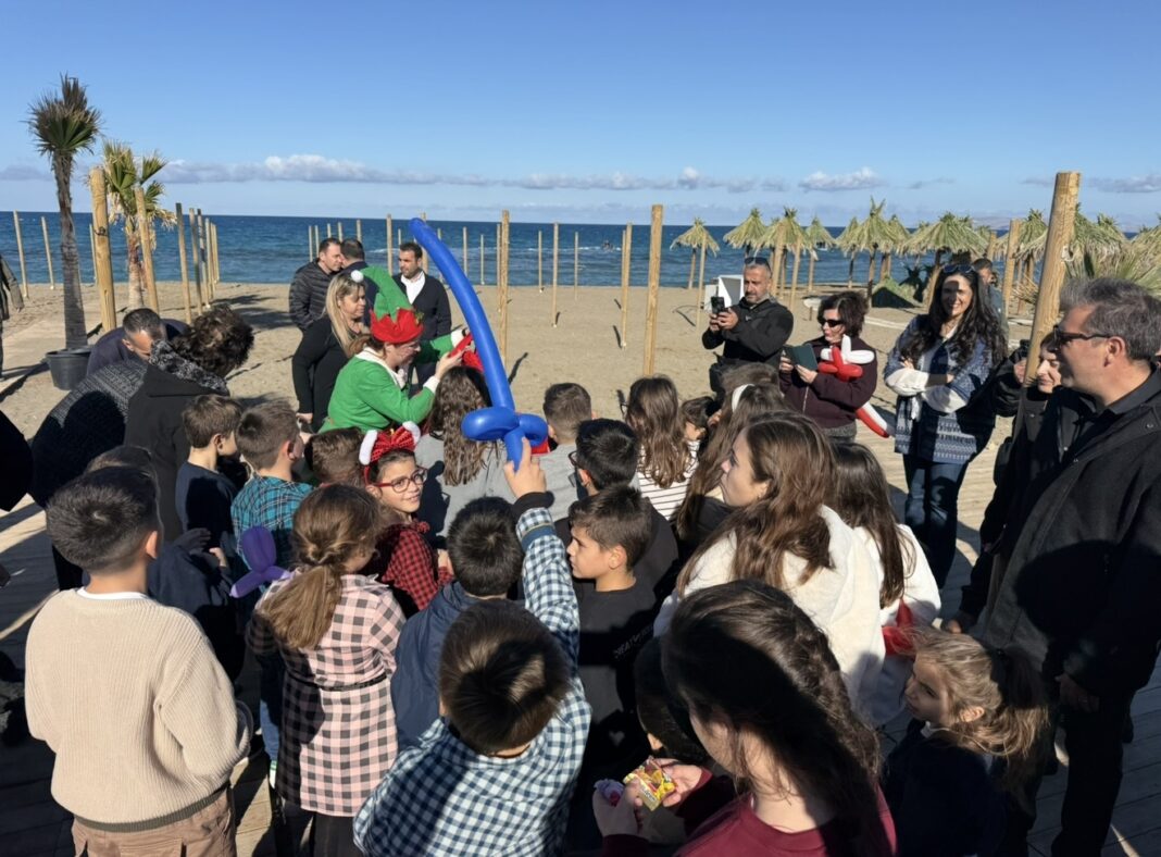 Ο Άγιος Βασίλης κατέφθασε από τη θάλασσα και μοίρασε δώρα στα παιδιά