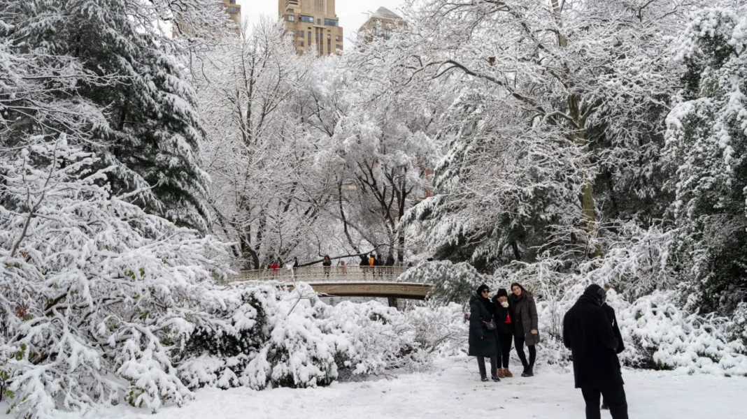ΗΠΑ: Συναγερμός για ισχυρές χιονοπτώσεις – Χιλιάδες ακυρώσεις πτήσεων στη Νέα Υόρκη