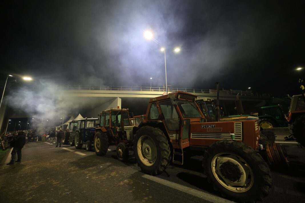 Αμετακίνητοι παραμένουν οι αγρότες μετά την παρέμβαση του Αρείου Πάγου: «Ας έρθουν να μας συλλάβουν»