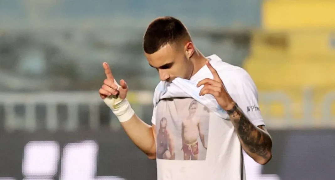 Ο συγκινητικός πανηγυρισμός του Χρυσόπουλου της ΑΕΚ: Αφιέρωσε το γκολ στον πατέρα του που έφυγε από τη ζωή το 2013