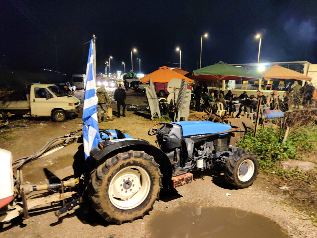 Στα μπλόκα και τα Χριστούγεννα οι αγρότες: Το ρεβεγιόν και το μήνυμα της κυβέρνησης
