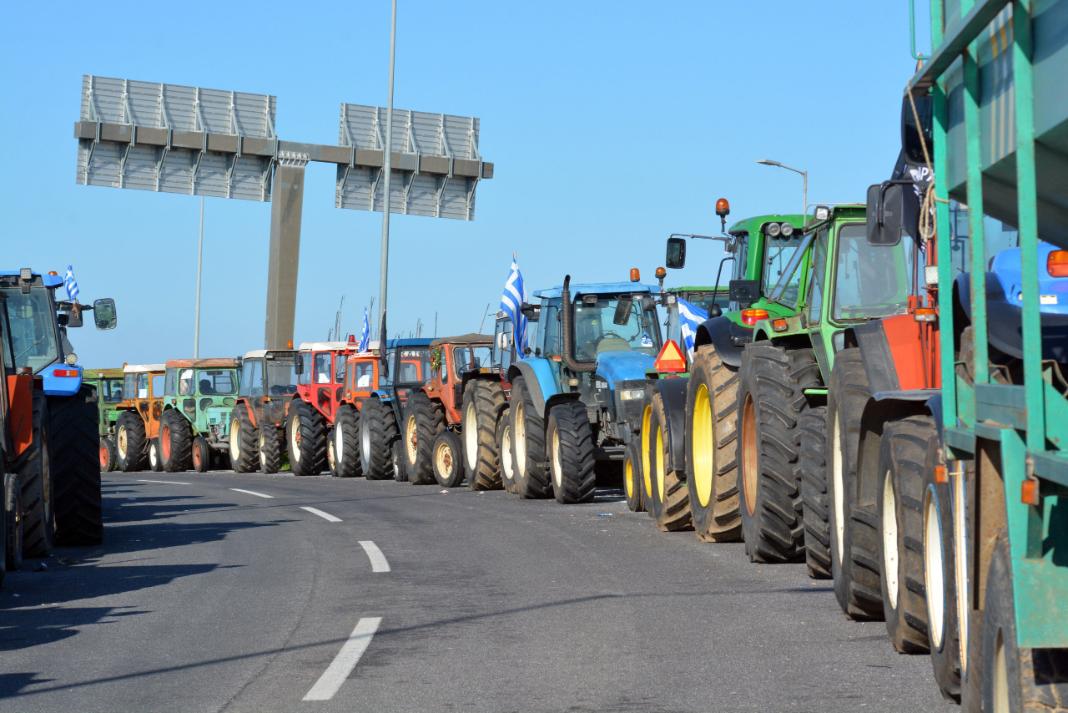 Αγρότες: «Κόβεται» στα δύο η χώρα τη Δευτέρα – Τα μπλόκα που ζητούν διάλογο με την κυβέρνηση και οι αντιδράσεις