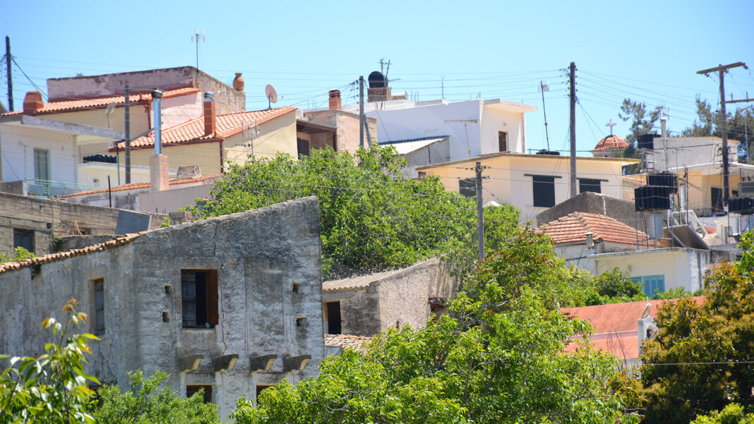 «Φέρνεις μόνο τη βαλίτσα σου» : Η λύση του Δήμου Αγίου Βασιλείου στο στεγαστικό με…λουξ σπίτια των 50 ευρώ!