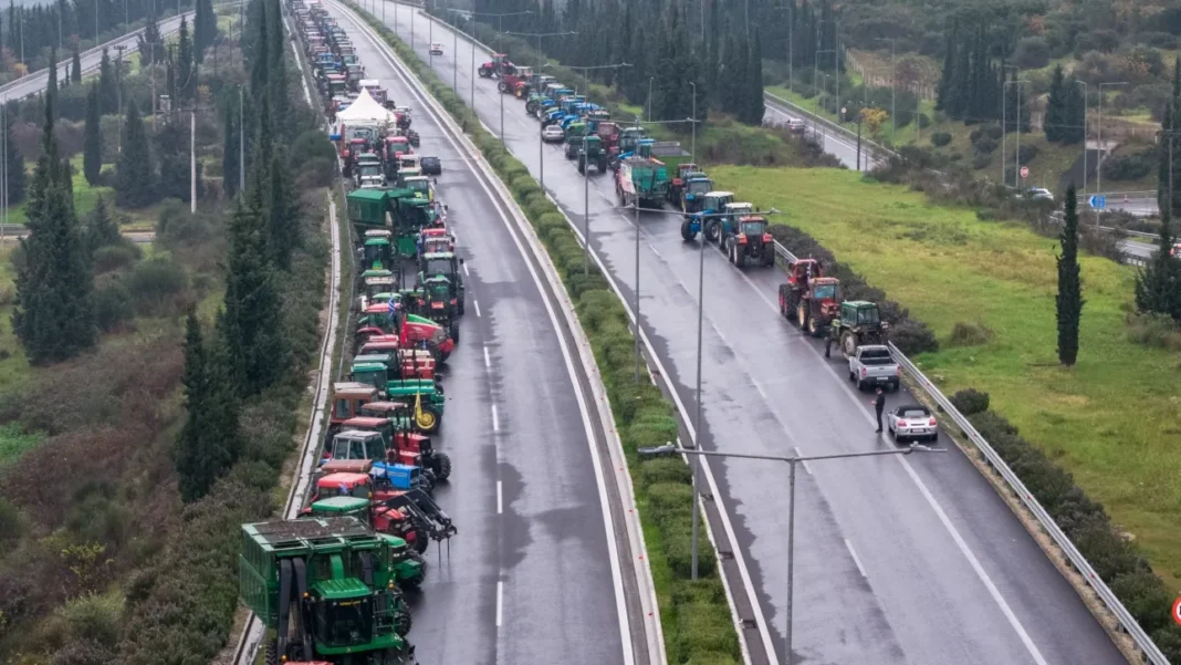 Σε θέση μάχης αγρότες και κτηνοτρόφοι – Αύριο οι αποφάσεις για νέα μπλόκα και αποκλεισμούς τελωνείων