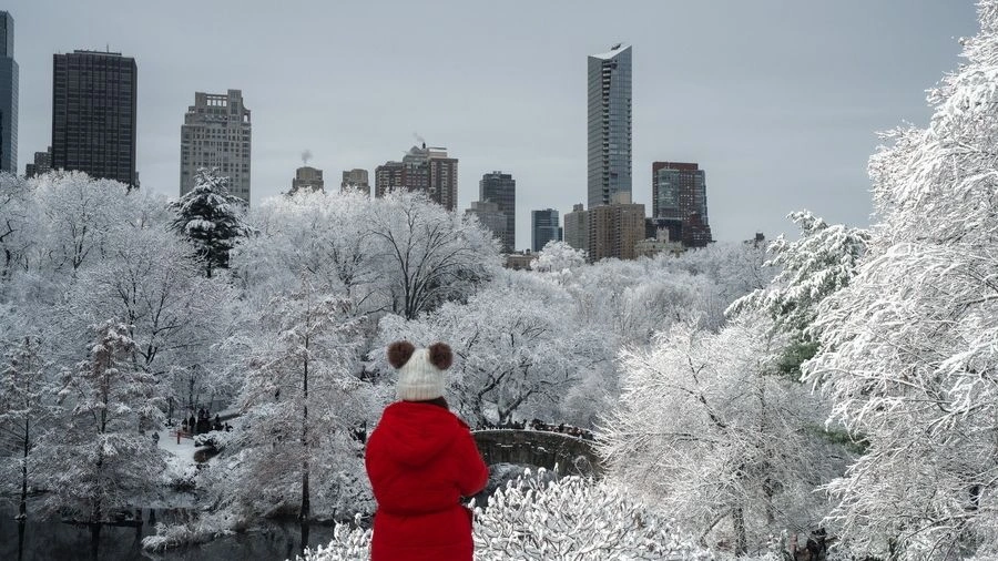 Επίσημα χειμώνας στη Νέα Υόρκη: «Ντύθηκε» στα λευκά το Central Park – Εντυπωσιακές εικόνες
