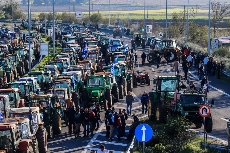 Κλιμακώνουν τις κινητοποιήσεις οι αγρότες με νέα μπλόκα