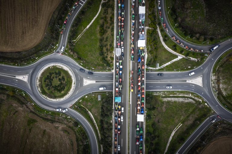 Κλιμακώνονται οι αγροτικές κινητοποιήσεις: Πάνω από 4.000 τρακτέρ και νέο μπλόκο στη Θεσσαλία