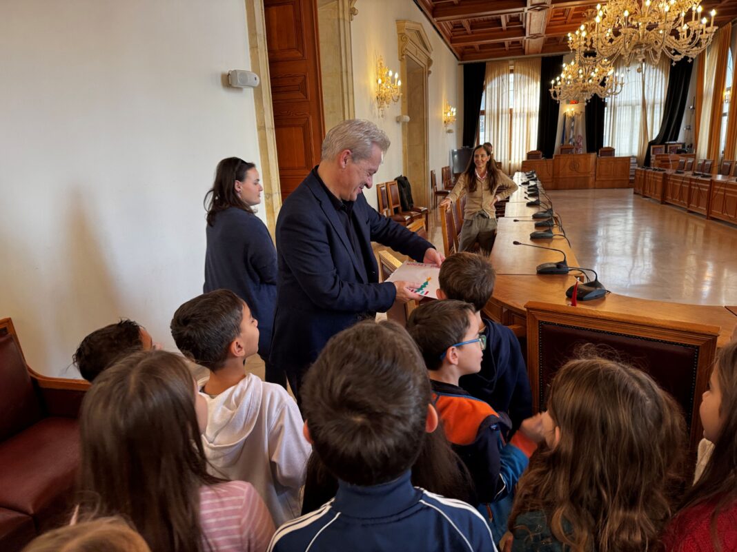 Μικροί μαθητές είπαν τα κάλαντα στη Λότζια