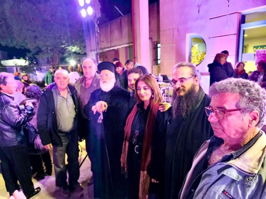 Λαμπερή η φωταγώγηση του χριστουγεννιάτικου δέντρου στο Καστέλλι