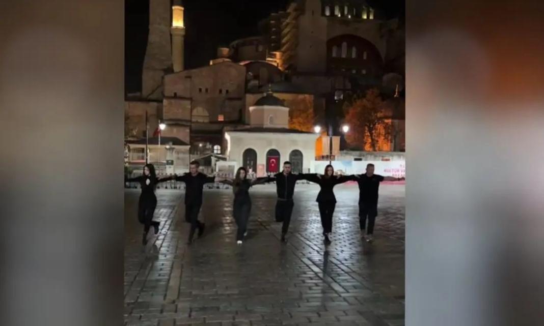 Έλληνες χόρεψαν συρτάκι στην Αγία Σοφία – «Πρόκληση και προσβολή» βλέπουν οι Τούρκοι
