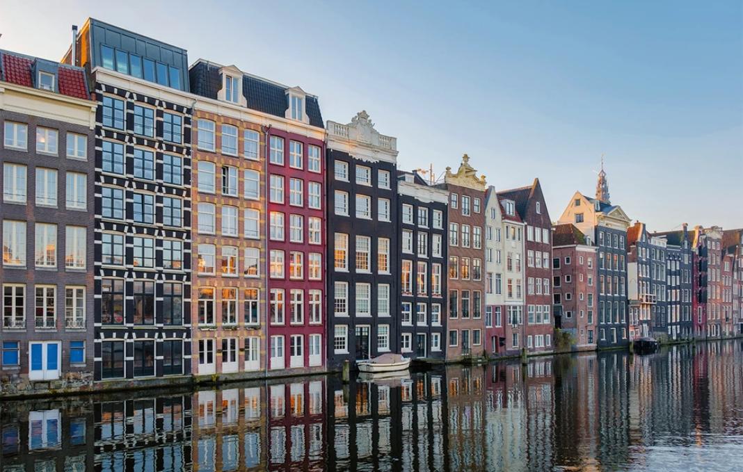Άμστερνταμ: Μετά το Airbnb, μπαίνουν περιορισμοί στην αγορά δεύτερου σπιτιού