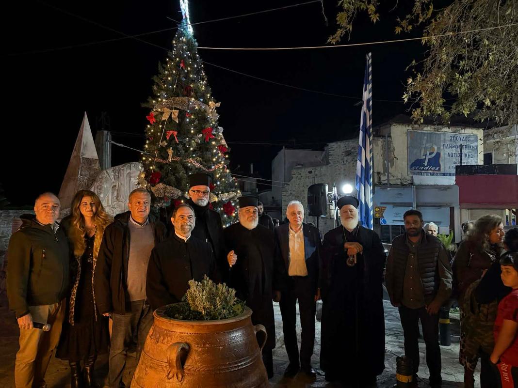 Στο «πνεύμα» των εορτών η Βιάννος- Φωταγωγήθηκε το χριστουγεννιάτικο δέντρο